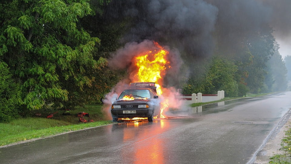 Ilustracija, zapaljen automobil, foto: Oskars Zvejs, pixabay